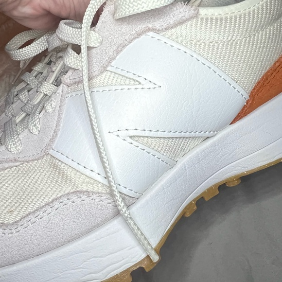 New Balance classics 327. White Cream and tan. Women’s 8. - Picture 10 of 16